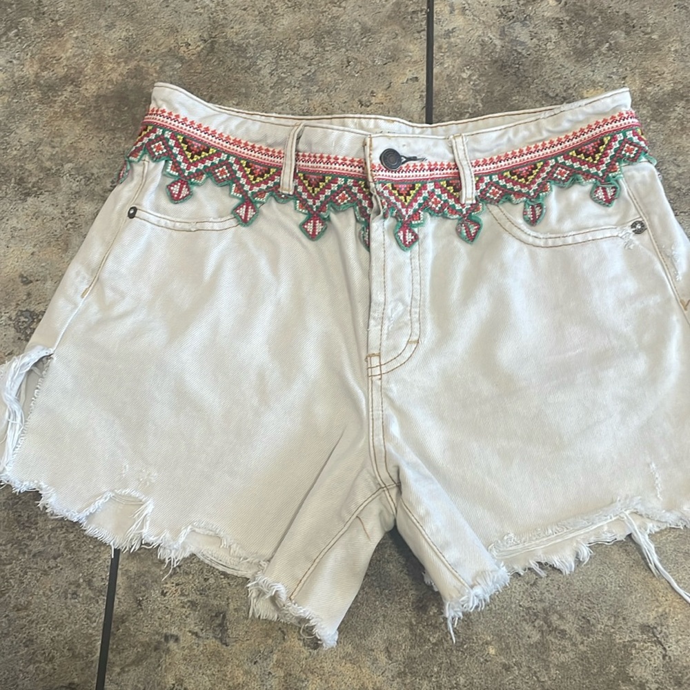 We The Free embroidered cut off size 28